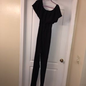 Black jumper with strapless ruffles